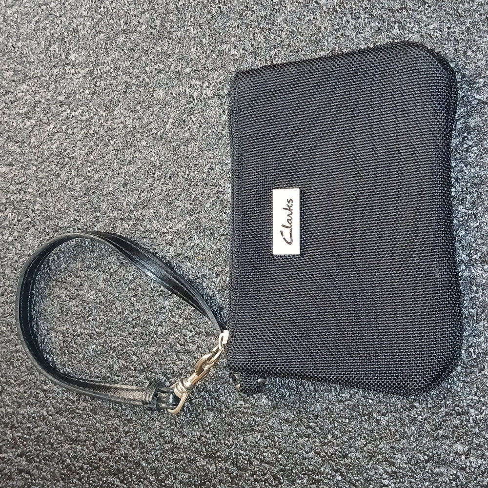 𝅺CLARKS Black Canvas Fabric Wristlet EUC